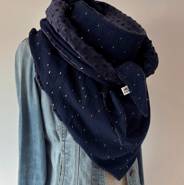 Écharpe femme hiver – grande écharpe triangle chaude et douce – bleu marine et doré – accessoire cocooning chic 
