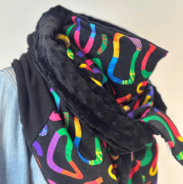 Maxi chèche, châle , écharpe multicolore et noire doublée en polaire minky noire "Happy Color Full  "