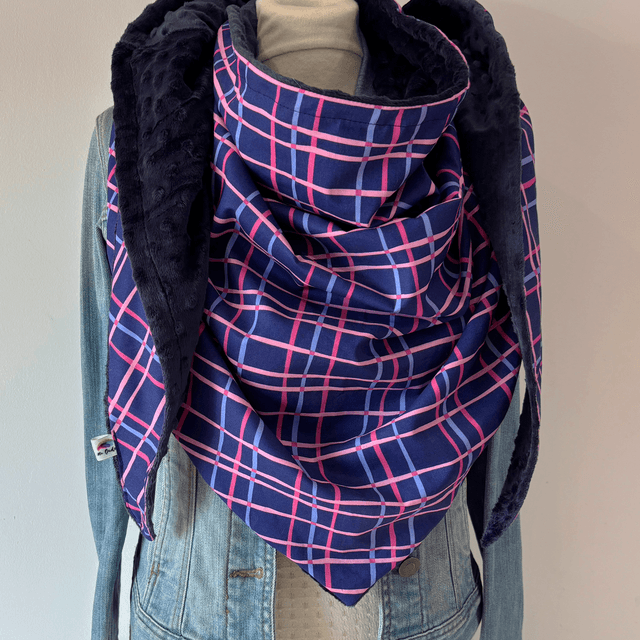 Maxi chèche Happy Nora, écharpe femme hiver, chaude et douce , motif carreaux bleu marine et rose , accessoire cocooning chic