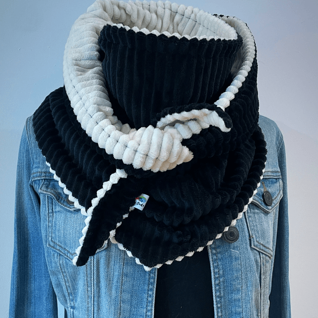 Maxi chèche, écharpe Enfant  «Happy Elise Black & White » en polaire côtelée 