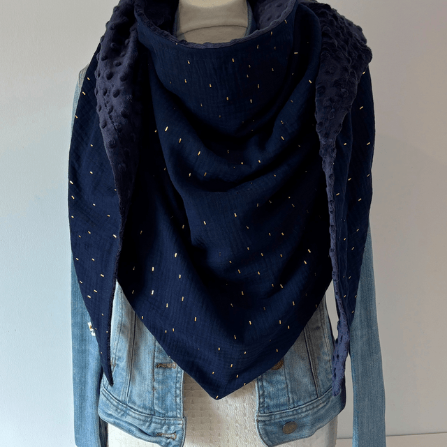Écharpe femme hiver – grande écharpe triangle chaude et douce – bleu marine et doré – accessoire cocooning chic 