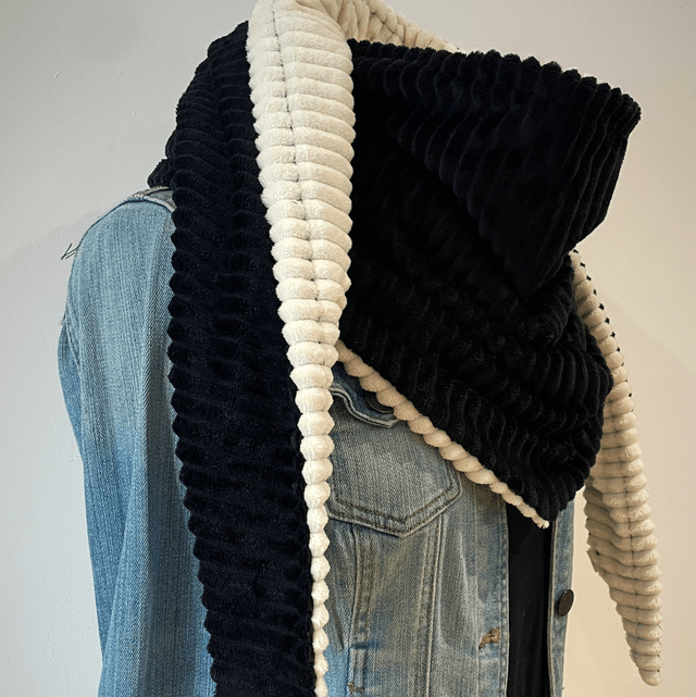 Maxi chèche, écharpe Enfant  «Happy Elise Black & White » en polaire côtelée 