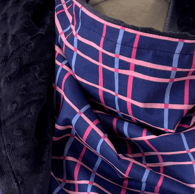 Maxi chèche Happy Nora, écharpe femme hiver, chaude et douce , motif carreaux bleu marine et rose , accessoire cocooning chic