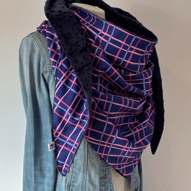 Maxi chèche Happy Nora, écharpe femme hiver, chaude et douce , motif carreaux bleu marine et rose , accessoire cocooning chic