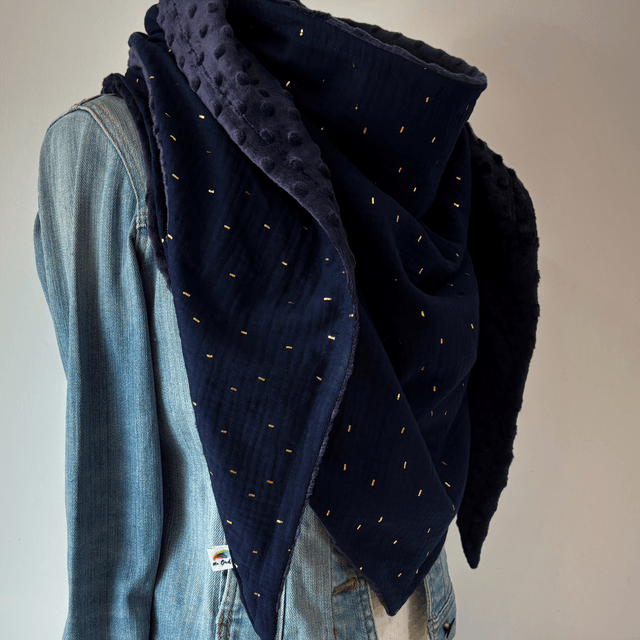 Écharpe femme hiver – grande écharpe triangle chaude et douce – bleu marine et doré – accessoire cocooning chic 